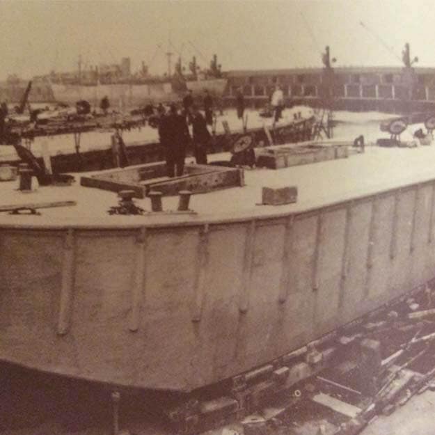 Floating pier connected and reinforced by concrete